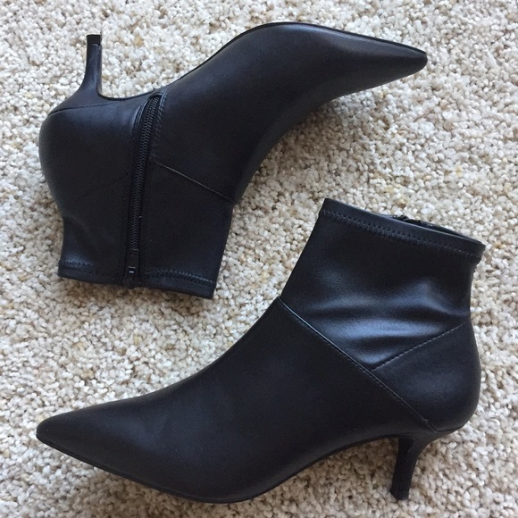 Steve Madden Shoes - NWT [Steve Madden] Black Vida Bootie - 6.5